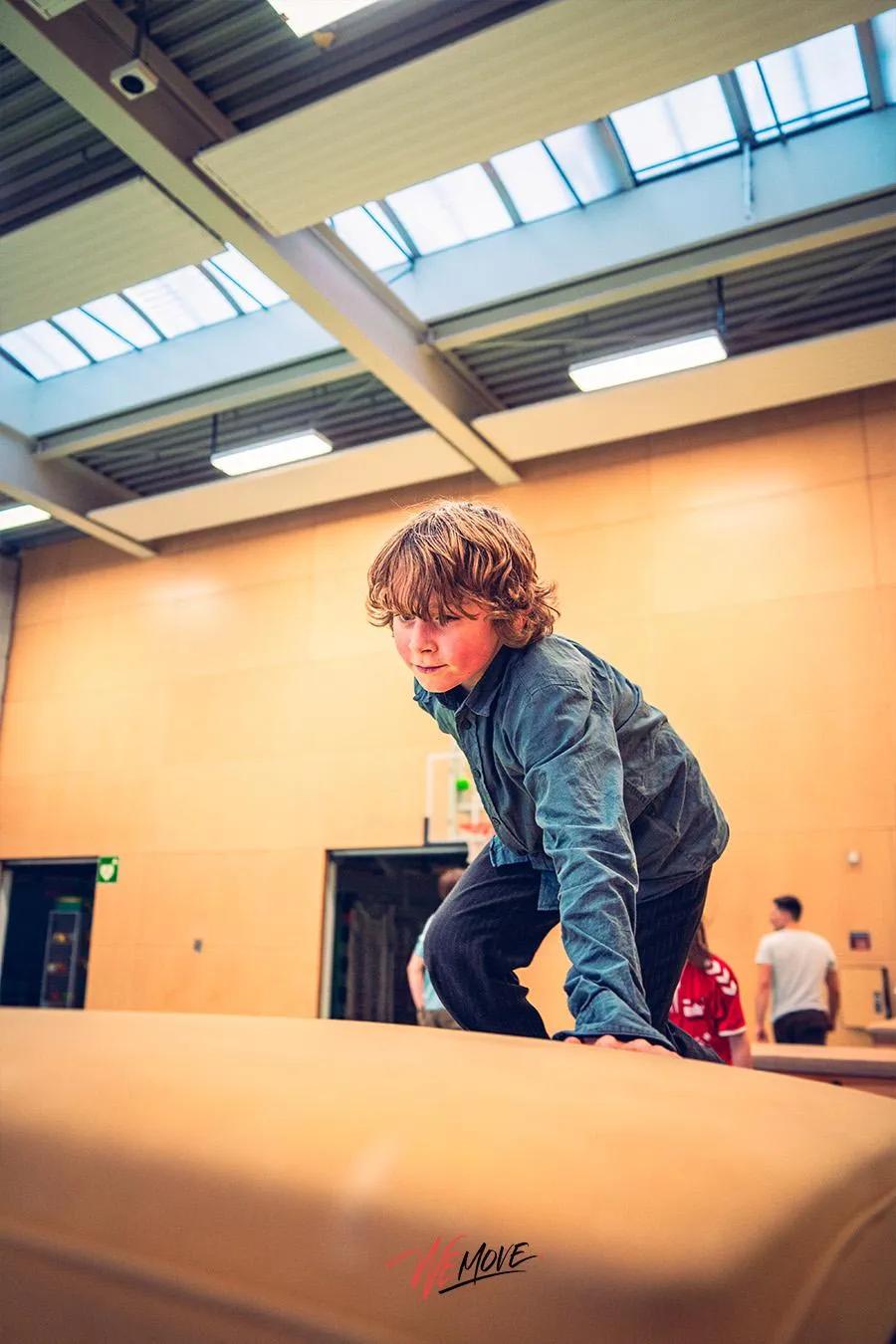 Gruppe Jugendlicher unterhält sich entspannt während einer Trainingspause in der Halle
